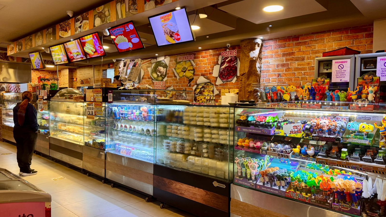 Vitrinas con amasijos, empanadas y postres típicos recién hechos en La Vaquería Express, Chipaque